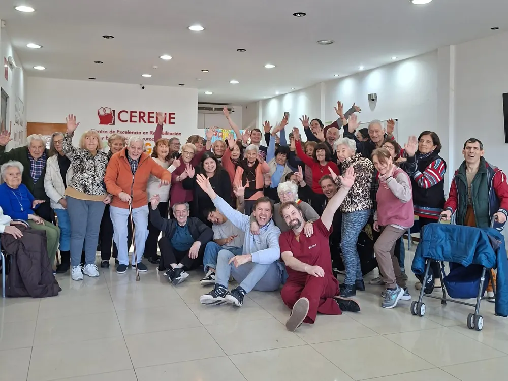 Concurrentes y profesionales de CERENE saludando a cámara en el salón principal del centro