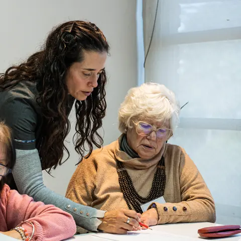 Profesional acompañando a una concurrente en una actividad