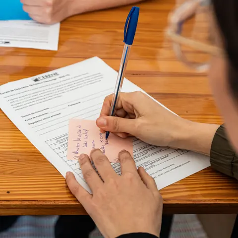 Escala de evaluación en una mesa de trabajo