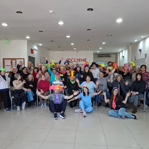 Festejo grupal con sombreros de colores en CERENE
